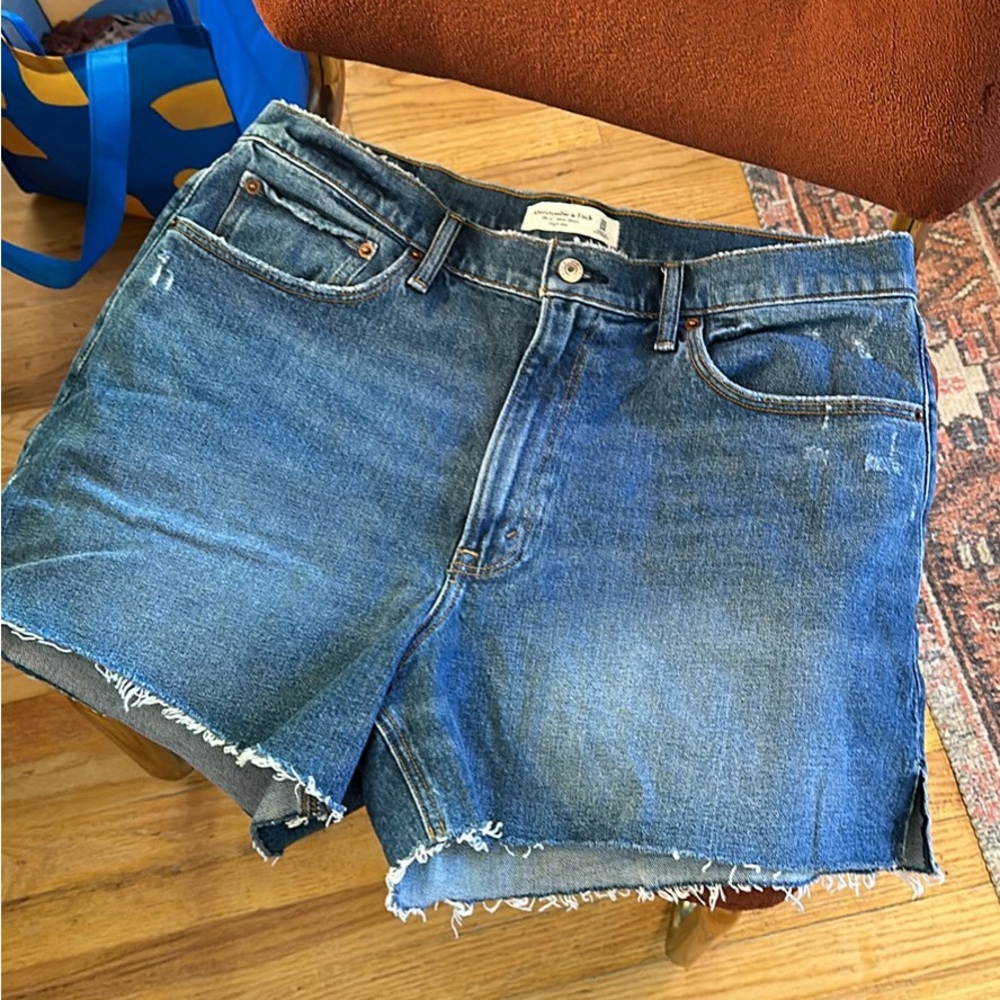 Abercrombie curve love shorts 4” NWOT